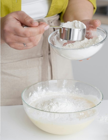 How to Measure 100g of Flour Without Scales: A Guide for UK Bakers